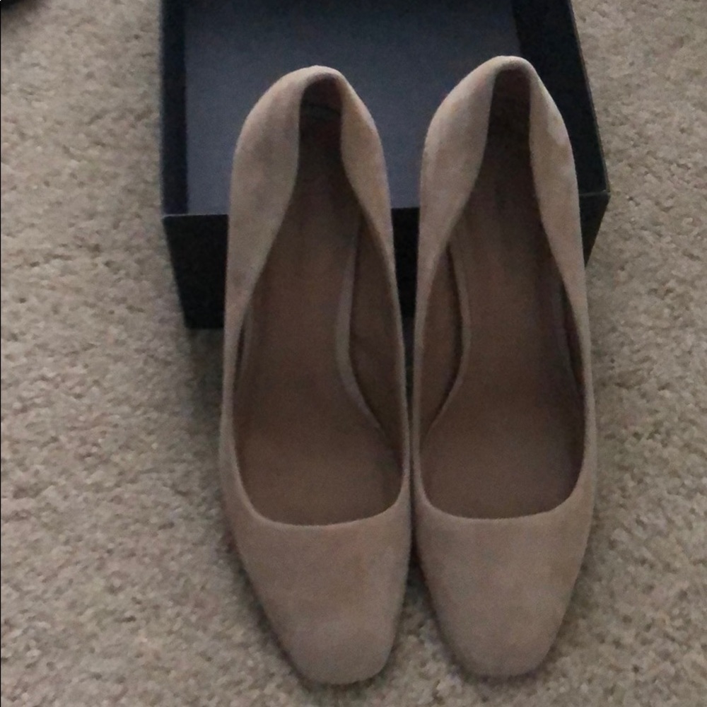 NWB nude suede chunky heel pump sz9.5 banana